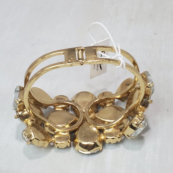 Bijou gold tone hinged bangle bracelet with faceted art glass jewel cluster - Picture 6 of 7